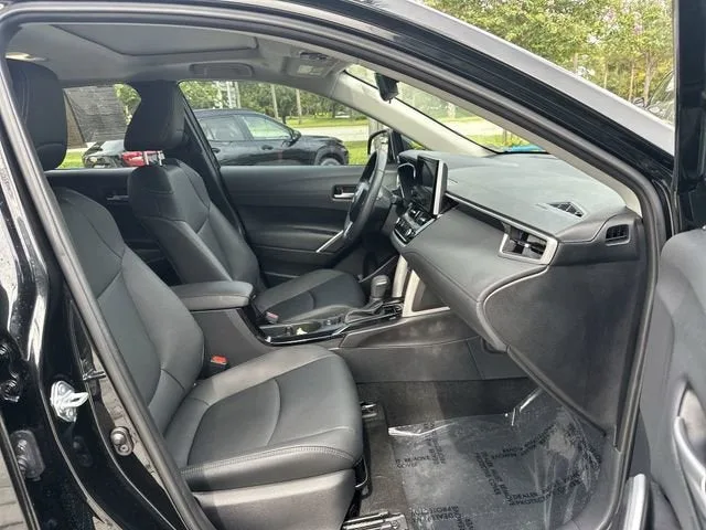 2025 Toyota Corolla Cross XLE photo 29