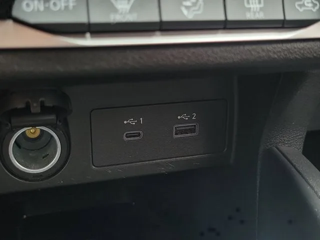 2025 Nissan Versa SR photo 26