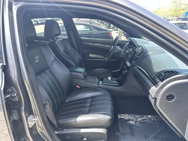 2023 Chrysler 300 300S photo 29