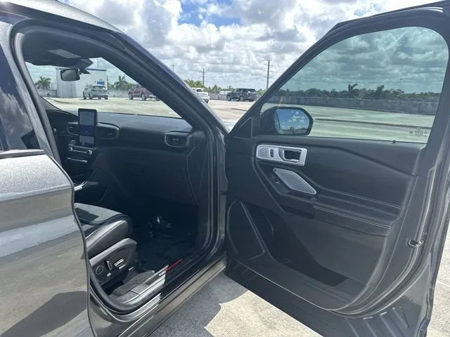 2020 Ford Explorer ST photo 29