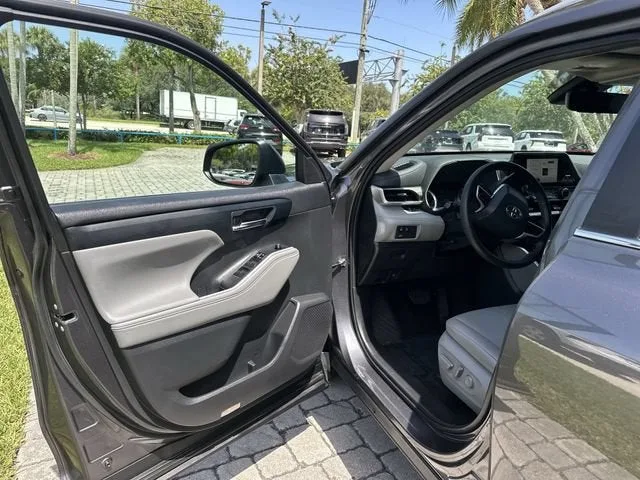 2024 Toyota Highlander LE photo 22