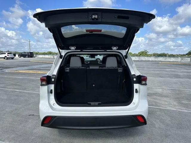 2023 Toyota Highlander L photo 28