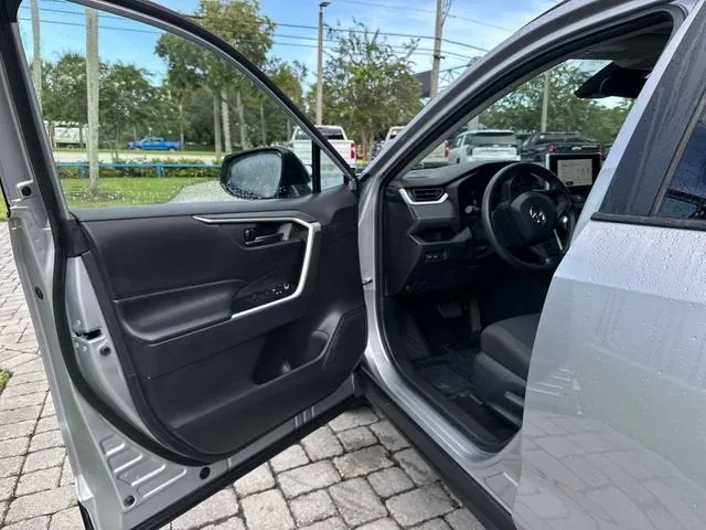 2025 Toyota RAV4 Hybrid LE photo 22