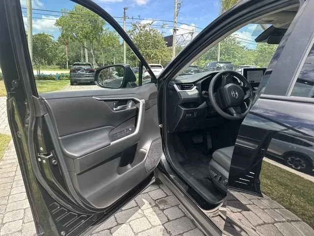 2024 Toyota RAV4 XLE photo 22