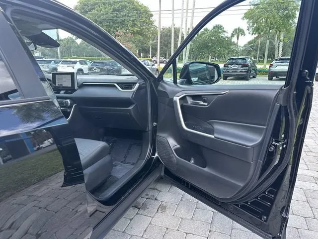 2024 Toyota RAV4 XLE photo 23