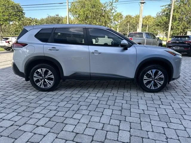 2022 Nissan Rogue SV photo 14