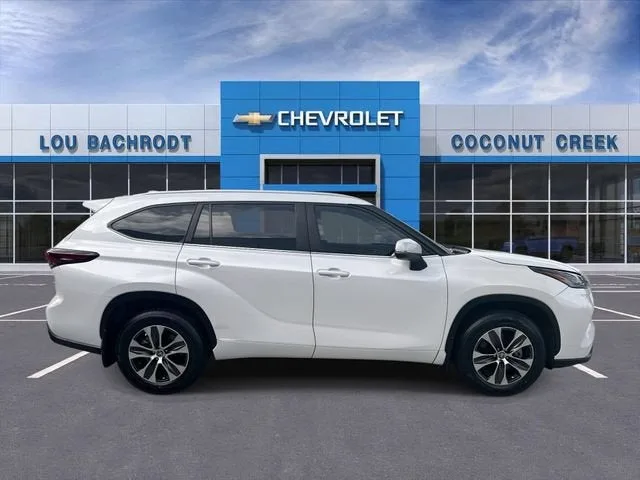 2024 Toyota Highlander LE photo 9