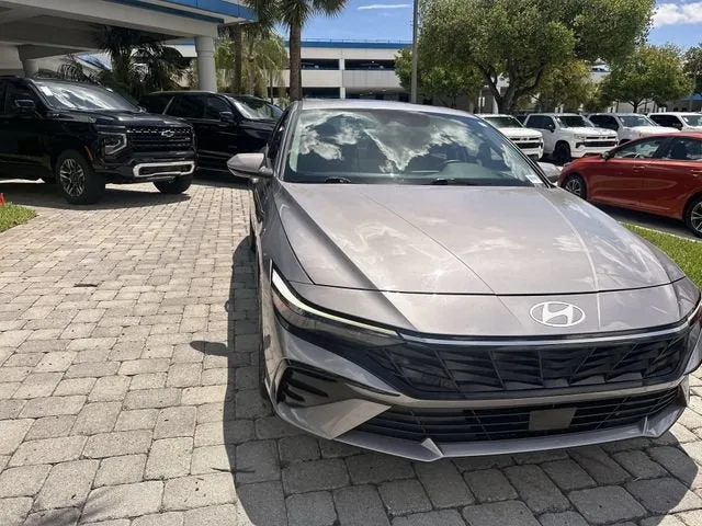 2025 Hyundai Elantra SEL Convenience photo 17