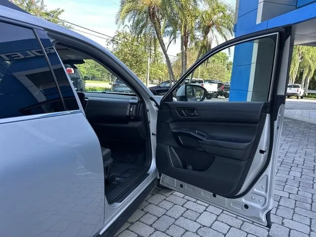2025 Nissan Pathfinder SV photo 23