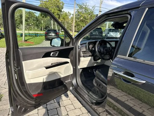 2023 Kia Carnival EX photo 22