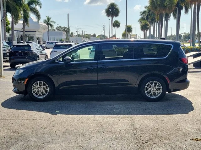 2023 Chrysler Voyager LX photo 6
