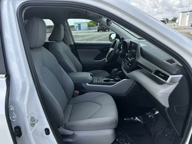 2023 Toyota Highlander L photo 29