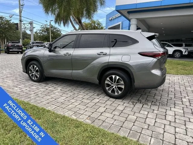 2025 Toyota Highlander LE photo 32