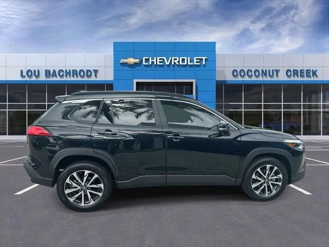 2025 Toyota Corolla Cross XLE photo 9