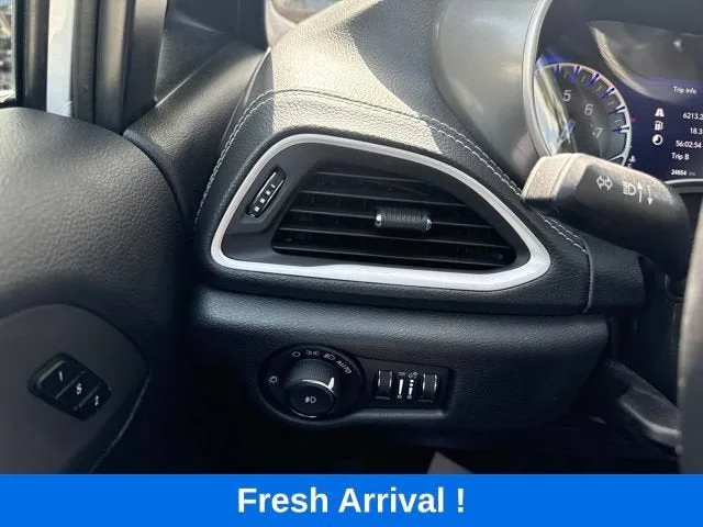 2025 Chrysler Pacifica Select photo 10