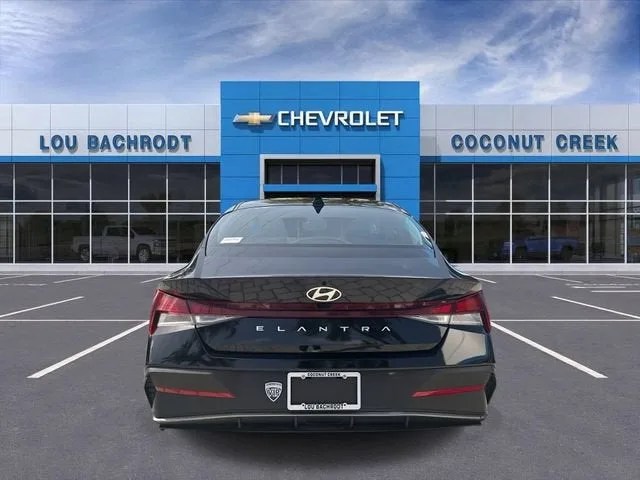 2024 Hyundai Elantra SEL photo 7