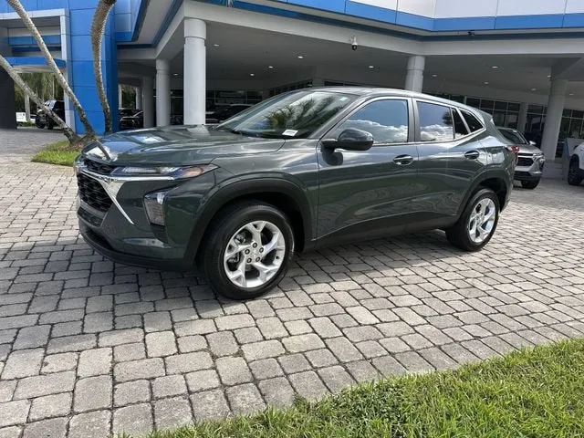 2025 Chevrolet Trax LS photo 31
