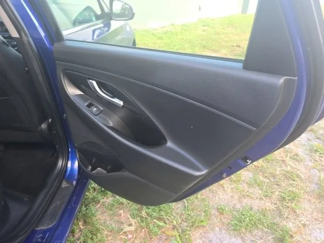 2020 Hyundai Elantra GT 5DR HB AT photo 11