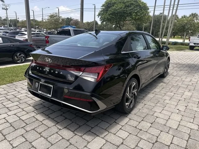 2025 Hyundai Elantra SEL Convenience photo 35