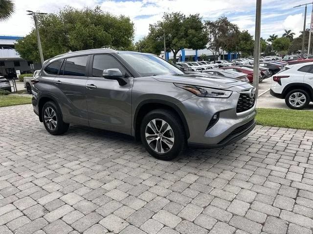 2025 Toyota Highlander LE photo 16