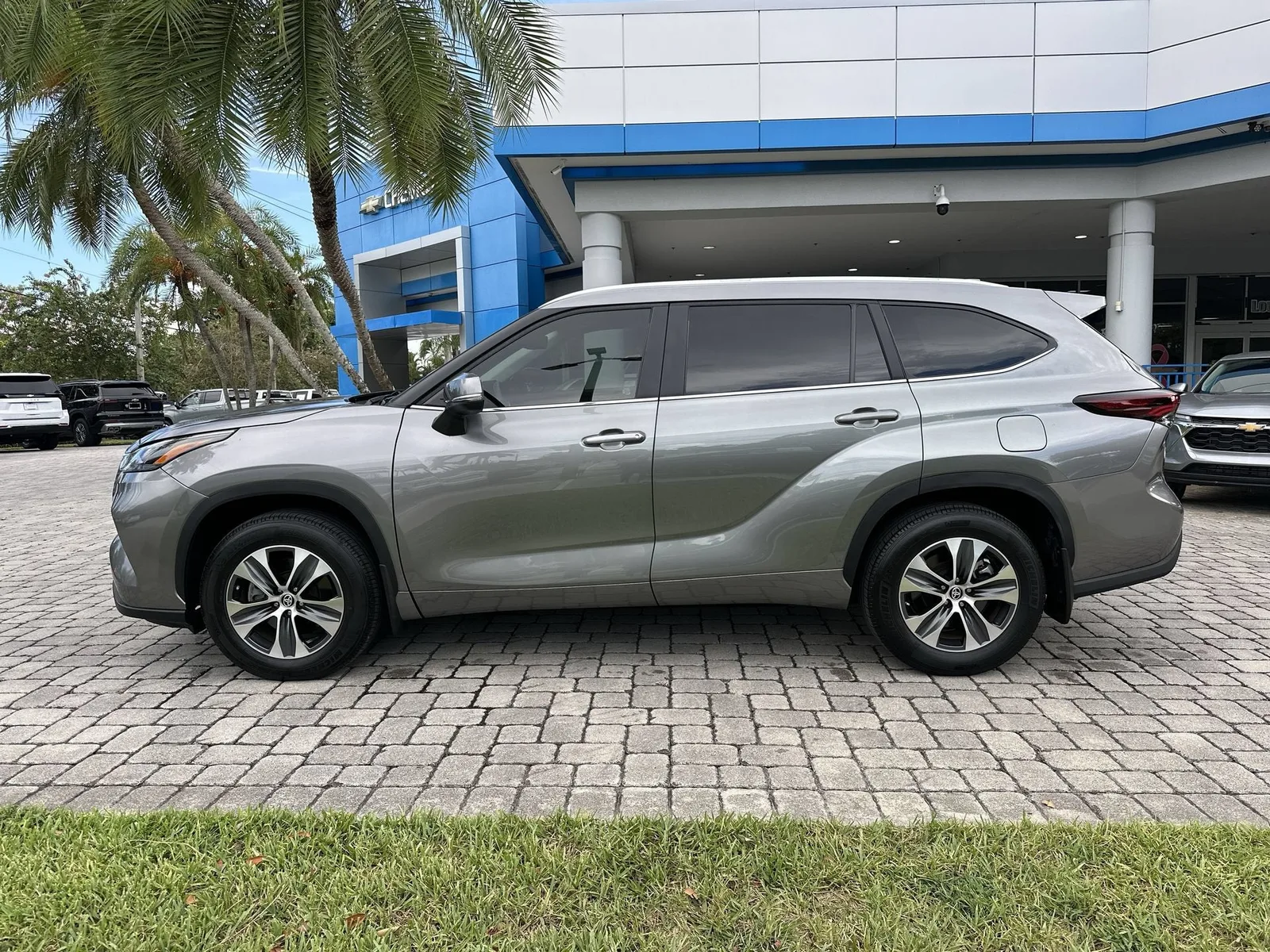 2025 Toyota Highlander LE photo 5