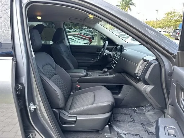 2024 Nissan Pathfinder S photo 28