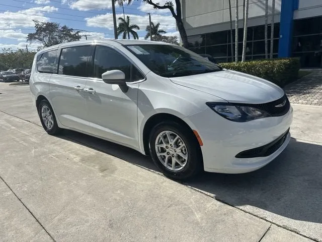 2023 Chrysler Voyager LX photo 33