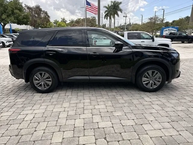 2025 Nissan Pathfinder S photo 14