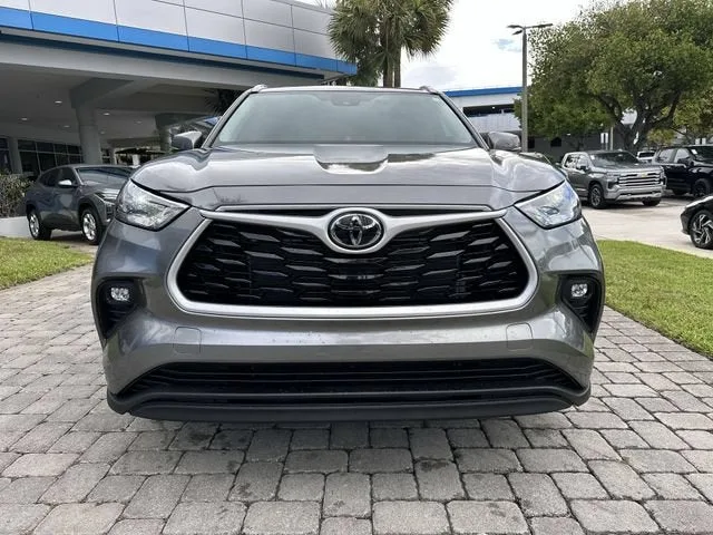 2025 Toyota Highlander LE photo 19