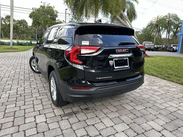 2024 GMC Terrain SLE photo 12