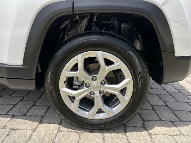 2024 Jeep Compass Latitude photo 11