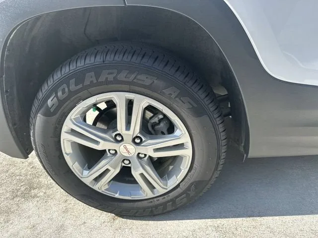 2024 GMC Terrain SLE photo 11