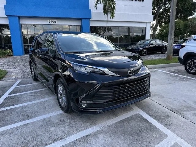 2026 Toyota Sienna XLE photo 17