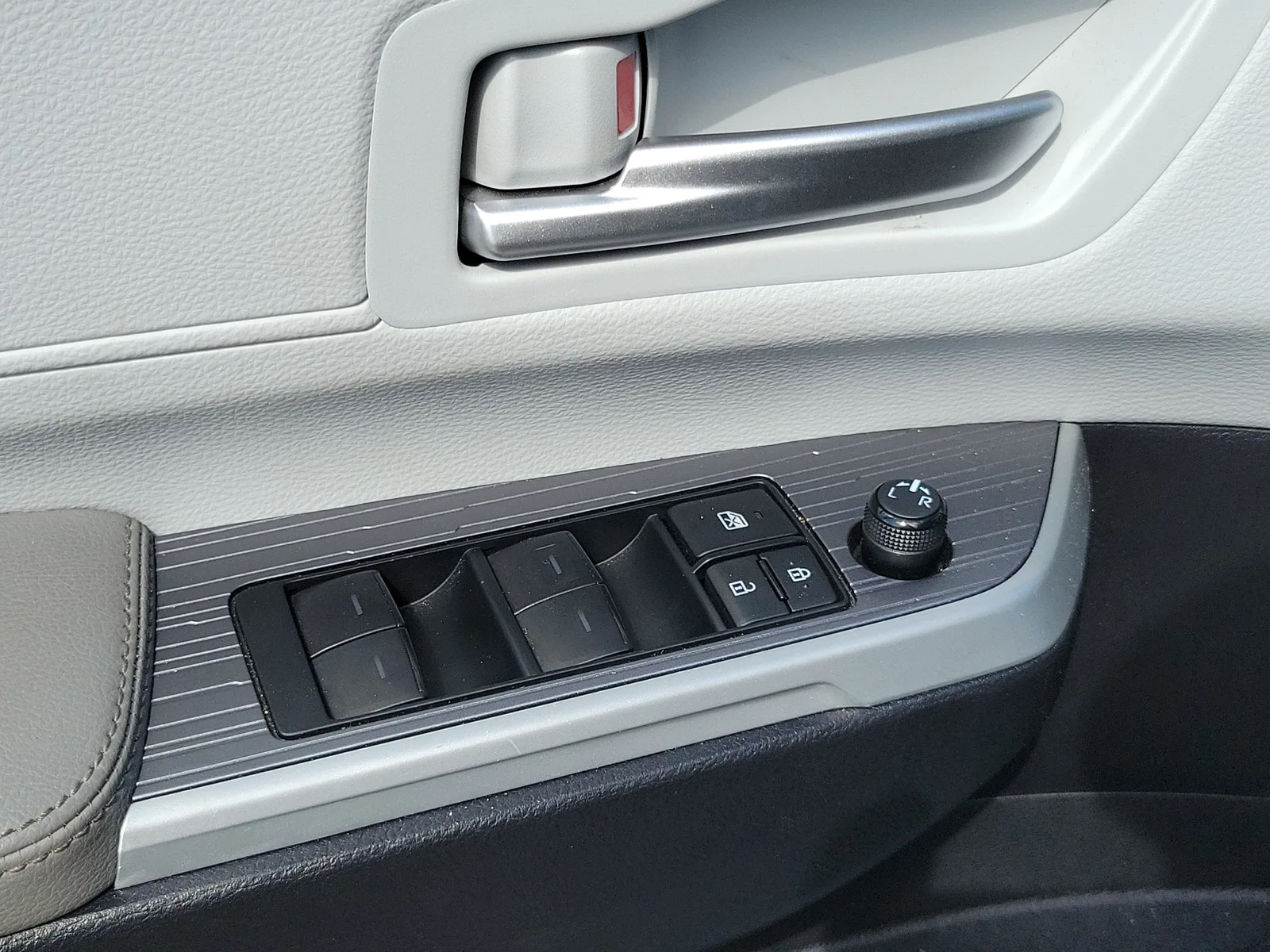 2025 Toyota Sienna XLE photo 16