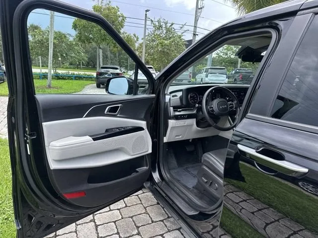 2024 Kia Carnival LX photo 22