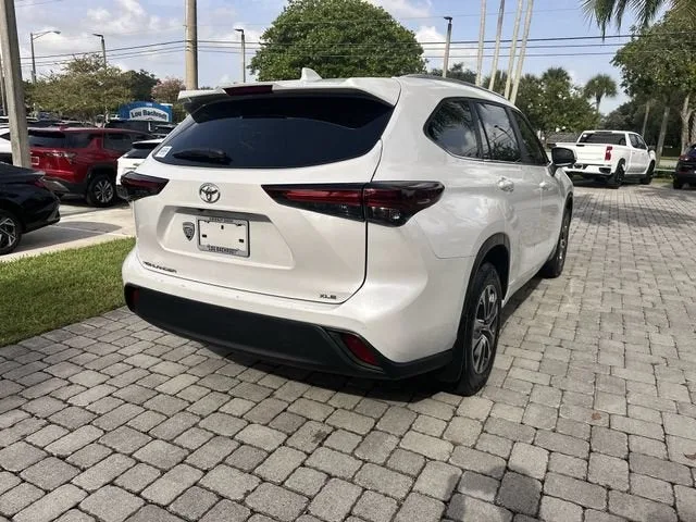 2024 Toyota Highlander LE photo 37