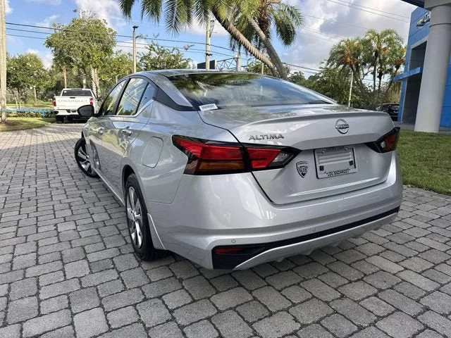 2025 Nissan Altima S photo 12