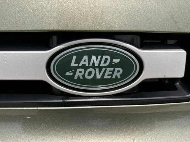 2020 Land Rover Defender HSE photo 10