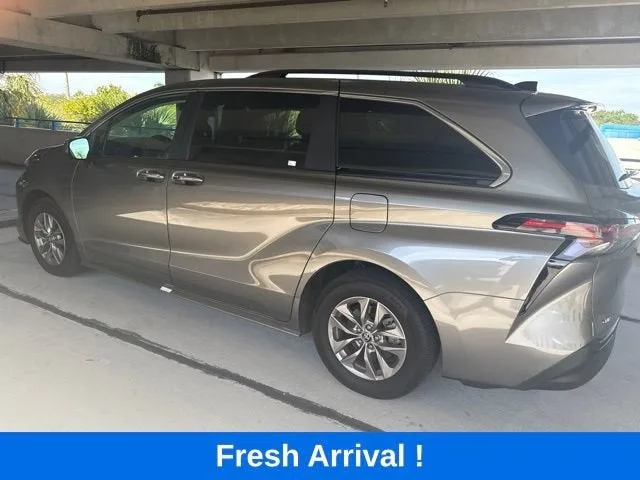 2026 Toyota Sienna XLE photo 17