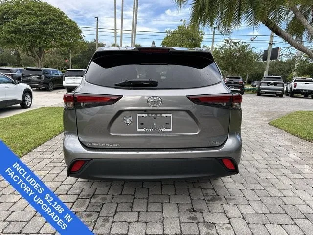 2025 Toyota Highlander LE photo 7
