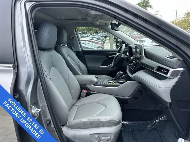 2025 Toyota Highlander LE photo 29