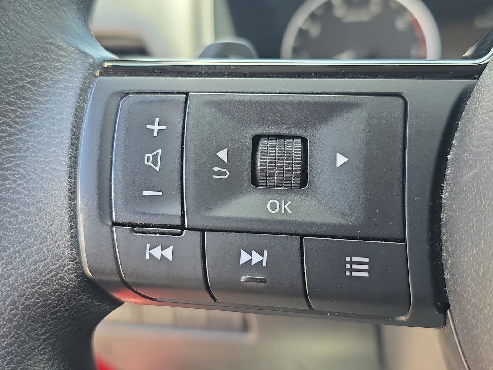 2023 Nissan Rogue SV photo 28