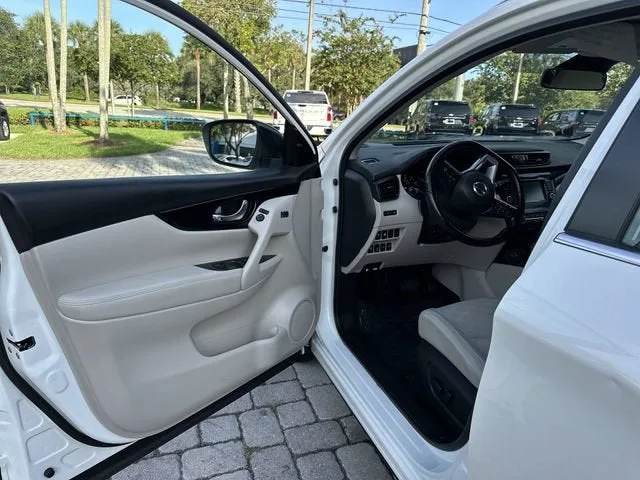 2022 Nissan Rogue Sport SV photo 22