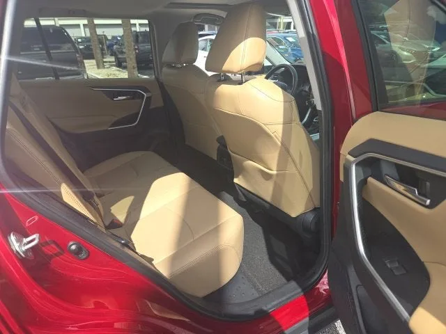 2020 Toyota RAV4 XLE Premium photo 11
