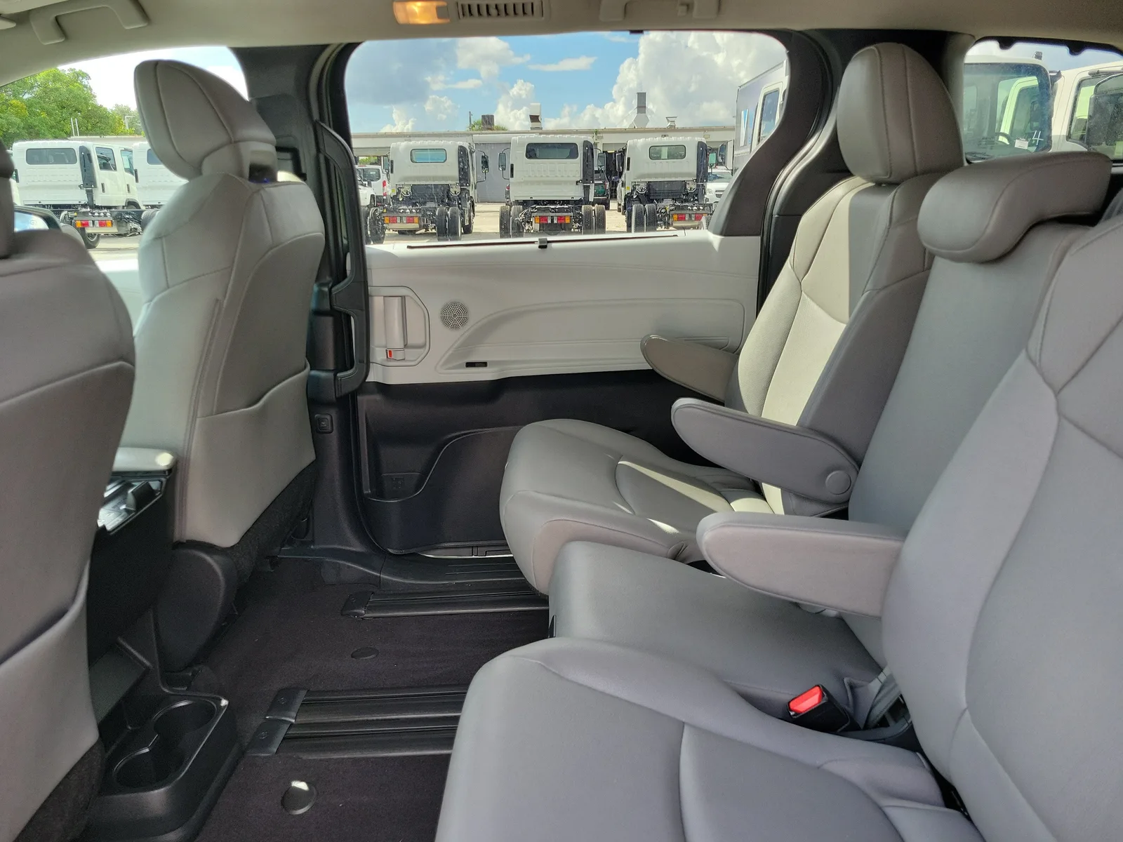2026 Toyota Sienna XLE photo 15