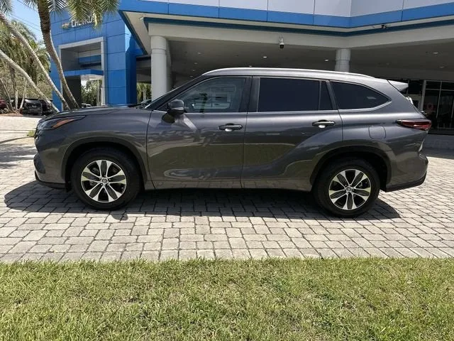2024 Toyota Highlander LE photo 31