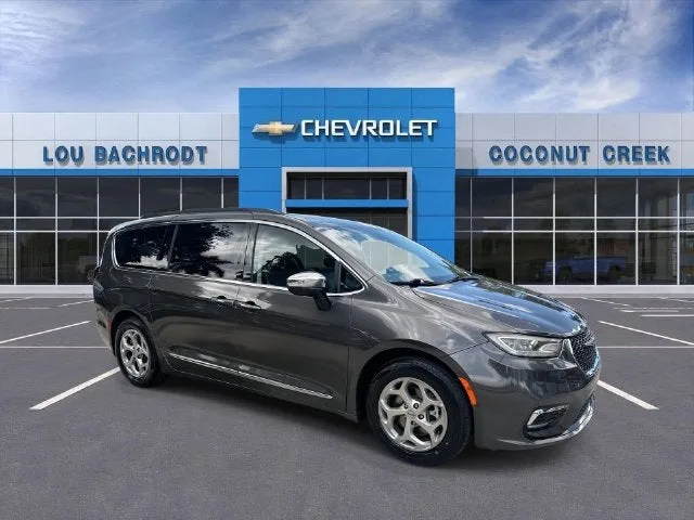 2023 Chrysler Pacifica Limited photo 2