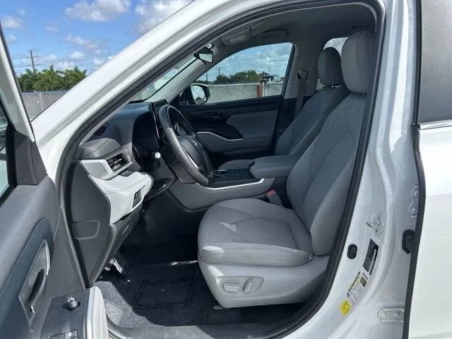 2023 Toyota Highlander L photo 30