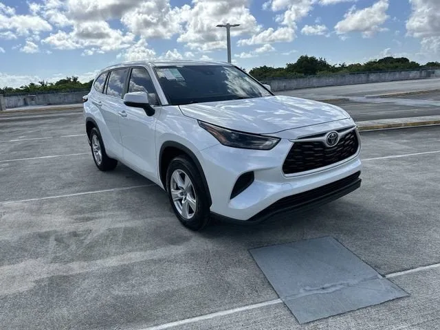 2023 Toyota Highlander L photo 17