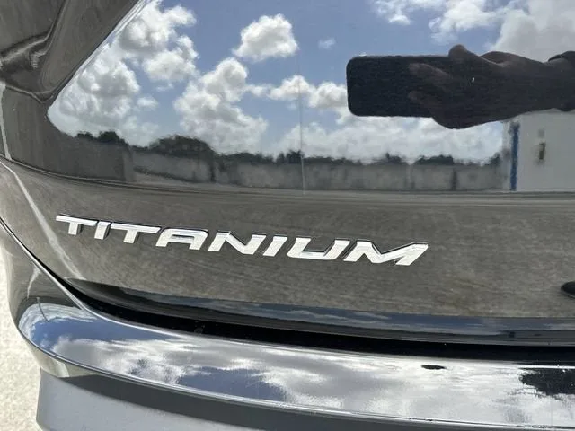 2024 Ford Edge Titanium photo 14